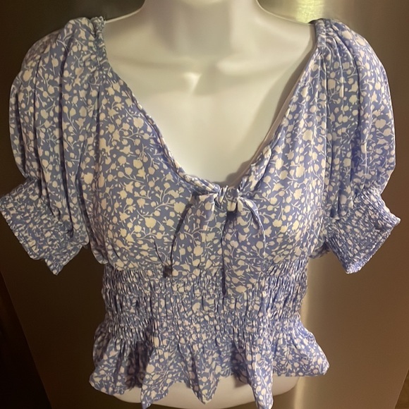 ๐ซSOLD๐ซ Periwinkle Floral Crop Top ๐ - Picture 4 of 15
